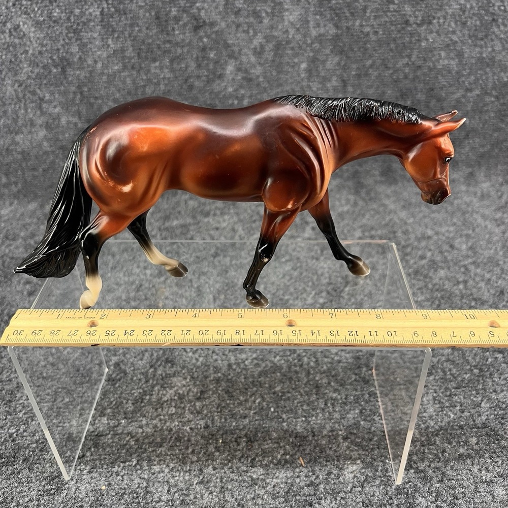 Breyer Walmart Classics AQHA Hollywood Gold Bay American Quarter Horse Mare - Picture 6 of 7